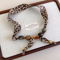 Detalle del collar de pañuelo de seda con estampado de leopardo y cuentas de ámbar resina - Estilo Leopardo Claro (27370A)