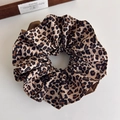 Primer plano de coletero de satén con estampado de leopardo y elegante tejido plisado marrón - Estilo Redondo (27382A)