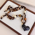 Detalle del collar de seda con estampado de leopardo, cuentas y colgante de corazón negro - Estilo Corazón Leopardo Grande (27370C)