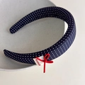 Detalle de diadema azul marino con lunares, lazo rojo y etiqueta hecha a mano en bandeja - Estilo Esponja Acolchada con Lunares Azul Marino (27360F)