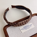 Vista dettagliata del cerchietto a quadri marrone con denti antiscivolo su vassoio - Stile Plaid Intrecciato Marrone Scuro (27378F)