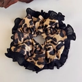 Detail eines Satin-Haargummis mit Leopardenmuster und eleganten schwarzen Plissee-Rändern - 3# / Klassischer Leopard Satin Mit Schwarzem Plissee (26454)