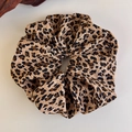 Nahaufnahme von Scrunchie mit Leopardenmuster, weichem Stoff und plissiertem Design - 4# / Schwarz Braun Beige Leopardenmuster (25987A)