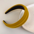 Detalle de una diadema de terciopelo amarillo jengibre sobre un plato de cerámica moteado - Amarillo Jengibre