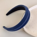 Detalle de la textura de terciopelo azul marino grueso y el forro antideslizante de la diadema - Azul oscuro