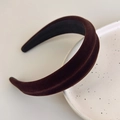Detalle de una diadema ancha de terciopelo café con estructura acolchada e interior antideslizante - Marrón Oscuro