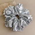 Detailansicht eines silbernen Scrunchie mit metallischen Laserfalten und Wellenrand - Silber