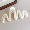 Détail de la pince à cheveux ondulée crème avec texture nacrée et finition en acétate - Grand Style Vague(27315Q)