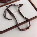 Detalle del collar de bufanda en tela marrón con cuentas de madera y patrones étnicos - Estilo Oscuro (27386B)