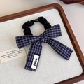 Detail eines blauen Haargummis mit Karomuster und Nice-Label in Holzschale - Königsblau Karo Kleines Haargummi