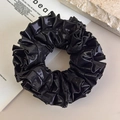 Dettaglio di elastico per capelli nero metallizzato laser con trama a pieghe - Nero Lucido
