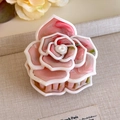 Dettaglio del fermaglio a camelia con petali in acetato marmorizzato rosa e rilievo 3D - Fiore Rosa Verde