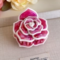 Dettaglio del fermaglio per capelli a camelia con trama marmorizzata rosa elegante - Fiore Rosa Pastello
