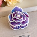 Dettaglio del mollettone a camelia con trama marmorizzata viola e petali in acetato - Fiore Viola Pastello