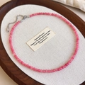 Detailansicht der rosa Naturstein-Perlenkette mit verstellbarem silbernem Verschluss - 4mm Halskette / Rosa