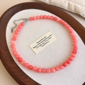 Détail d'un collier en perles de pierre naturelle rose avec fermoir mousqueton - 8mm Collier / Rose
