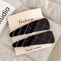 Dettaglio di fermagli per capelli in tessuto a quadri e righe con frange e peluche - Plaid Nero