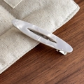 Detalle de la pinza para el pelo de acetato jaspeado blanco con base de metal plateado - Estilo Sirena (27428B)