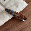 Detalle del clip de pelo de acetato de carey con base metálica plateada elegante - Azul Mocha (27428C)