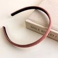 Detalle de diadema de terciopelo rosa que muestra su textura suave y el forro antideslizante - Rosa