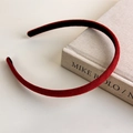 Primer plano de la textura de la diadema de terciopelo rojo oscuro sobre un libro - Rojo