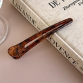 Detailaufnahme der Haarspange mit Leopardenmuster, Bernstein-Harztextur und Metallfeder - Hohles Kaffee Leopardenmuster (27456D)