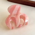 Primer plano de pinza de pelo de acetato marmoleado con detalle de grabado artesanal - Estilo Marmoleado Rosa / Rosa Metálico