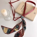 Detail eines roten PU-Gürtels mit einem verzierten Vintage-Seidenschal als Accessoire - Roter Ledergürtel mit Bedrucktem Halstuch (27453A)