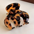 Detalle de pinza para el cabello de acetato de carey hecha a mano con grabado - Estilo Carey Clásico / Estampado de leopardo