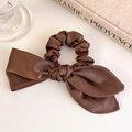 Dettaglio dello scrunchie in raso marrone scuro con fiocco e lucentezza della seta - Caffè Scuro