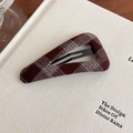 Dettaglio ravvicinato di un fermaglio per capelli BB triangolare in tessuto scozzese - Triangolo / Stile Triangolo Plaid Caffè