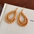 Orecchini bohémien a goccia in rattan intrecciato a mano con ganci dorati eleganti - Marrone Chiaro (Immagine Principale)