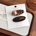 Set di due fermagli per capelli con stampa leopardata e scritta Barrette La France dorata - Set da Due Pezzi di Fermaglio a Becco d'Anatra Ovale Piccolo (27442A)