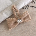 Detalle de pinza para el pelo con lazo de peluche caqui, diamantes de corazón y metal - Marrón Lazo