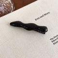 Dettaglio del fermaglio per capelli ondulato nero con texture in finta pelle pregiata - Fermaglio a Becco d'Anatra Ondulato Nero (27459B)