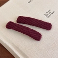 Detalle de horquillas de punto rojo vino oscuro con textura de tejido de sarga - Fucsia