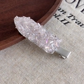Makroaufnahme einer Kristall-Entenschnabel-Haarklammer mit Ice-Cracked-Textur auf Holz - Rosa Strass