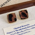Détail de boucles d'oreilles carrées léopard vintage avec cadre doré et texture en velours - Carré Léopard Foncé