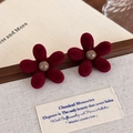 Detalle macro de pendientes de flores flocadas rojo oscuro con cuentas marrones sobre tela - Pendientes de Botón de Flor Roja (27504A) / Rojo