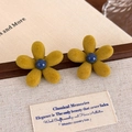 Detalle de textura flocada en pendientes de flor amarilla con perla azul central - Pendientes de Botón de Flor Amarilla (27504B) / Amarillo