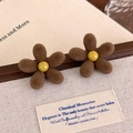 Primer plano detallado de pendientes de flores flocadas marrones con cuenta amarilla - Pendientes de Botón de Flor Café (27504C) / Marrón