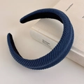 Dettaglio della trama in maglia a coste blu scuro su un cerchietto vintage spesso - Blu