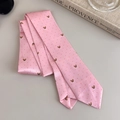 Dettaglio della cravatta in raso rosa con pois rossi e stampa corgi su sfondo grigio - Stile con Stampa Cane Rosa (27316A)