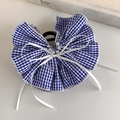 Detalle de la pinza para el pelo a cuadros azules con lazo de cinta blanca y perlas - Azul Gingham (27527B)