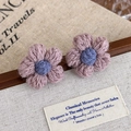 Dettaglio di orecchini a fiore fatti a mano all'uncinetto in lana bicolore soft - Fiore Viola Taro