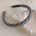 Detalle de diadema de punto gris con rayas diagonales y etiqueta de hecho a mano - Diadema / Gris