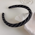 Primer plano detallado de una diadema de punto a rayas blancas y negras hecha a mano - Diadema / Negro