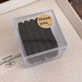 Détails de chouchous en satin noir plissé dans une boîte cadeau en acrylique clair - Noir (27549E)