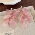 Vista detallada de aretes de borla de flores de tela degradada rosa con perlas blancas - Estilo Flor Rosa (26848A)