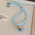 Dettaglio di collana di perline blu con ciondolo a fungo in vetro su vassoio - Stile Blu (26835C)